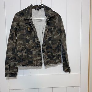 adorable camo jean jacket💎